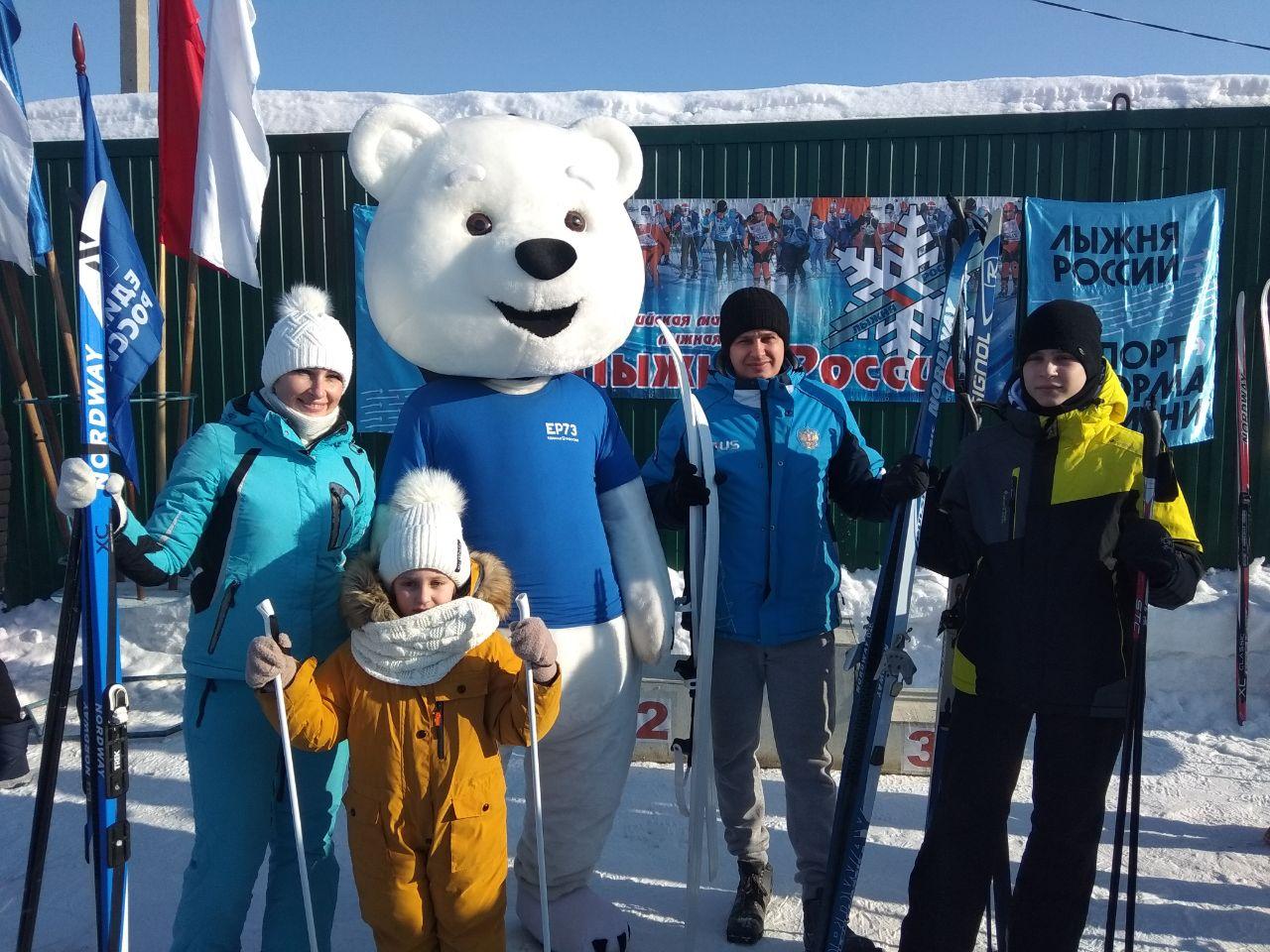 Семья Груздовых вышла на лыжню.